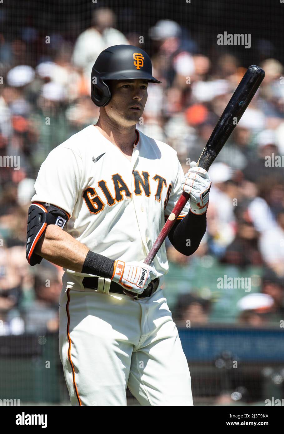 Aprile 09 2022 San Francisco CA, U.S.A. San Francisco destro fielder Mike Yastrzemski (5) in su sul ponte durante la partita MLB tra i Miami Marlins e i San Francisco Giants. I Marlins hanno battuto i Giganti 2-1 all'Oracle Park San Francisco Calif. Thurman James/CSM Foto Stock