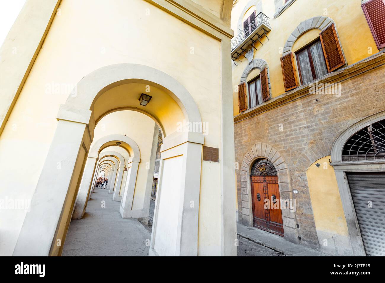 Bella galleria vicino al famoso Ponte Vecchio sul fiume Arno a Firenze Foto Stock