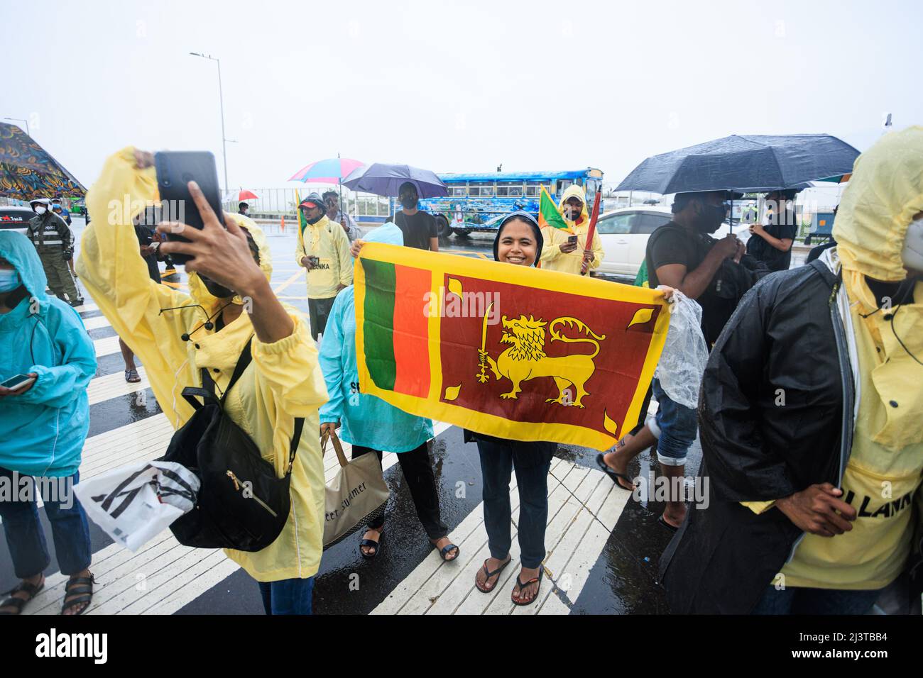 Sri Lanka crisi economica e politica. Poliziotti e poliziotti. Il presidente dello Sri Lanka Gotabaya Rajapaksa deve affrontare la più grande protesta di strada. Foto Stock