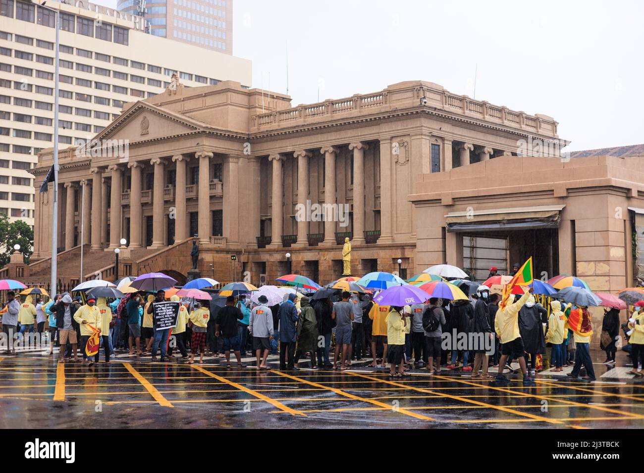 Sri Lanka crisi economica e politica. Poliziotti e poliziotti. Il presidente dello Sri Lanka Gotabaya Rajapaksa deve affrontare la più grande protesta di strada. Foto Stock
