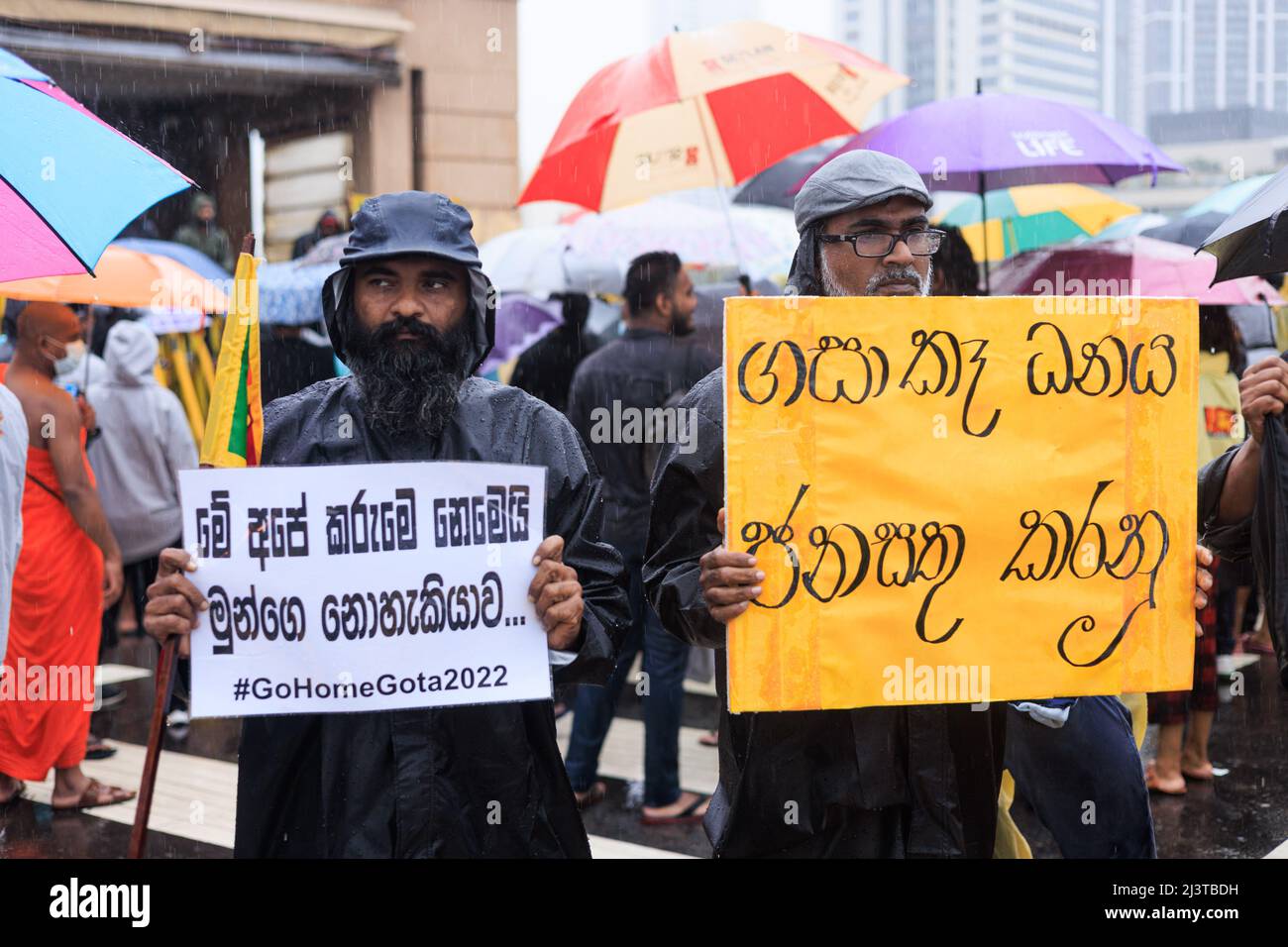 Sri Lanka crisi economica e politica. Poliziotti e poliziotti. Il presidente dello Sri Lanka Gotabaya Rajapaksa deve affrontare la più grande protesta di strada. Foto Stock