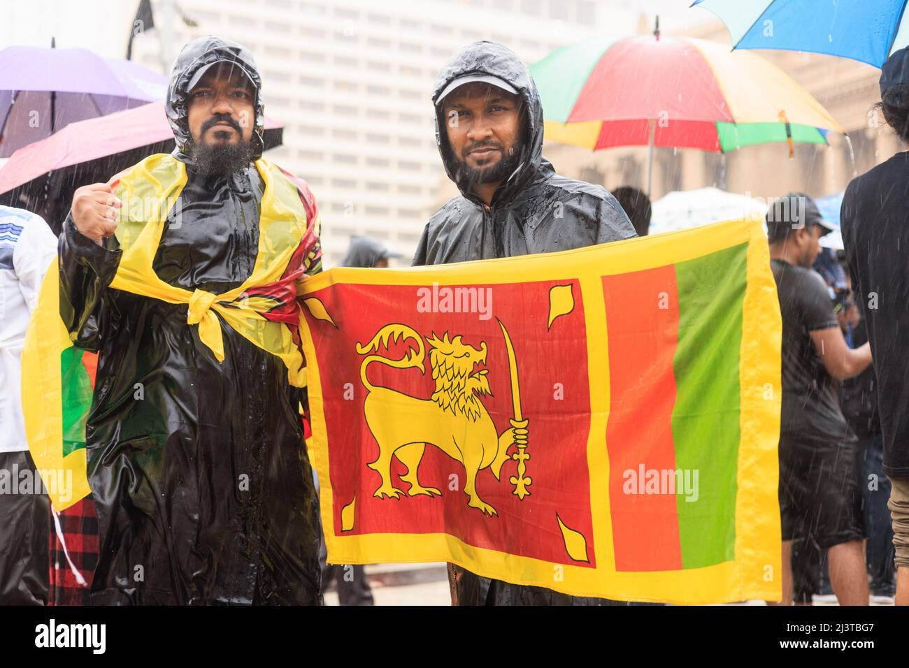 Sri Lanka crisi economica e politica. Poliziotti e poliziotti. Il presidente dello Sri Lanka Gotabaya Rajapaksa deve affrontare la più grande protesta di strada. Foto Stock