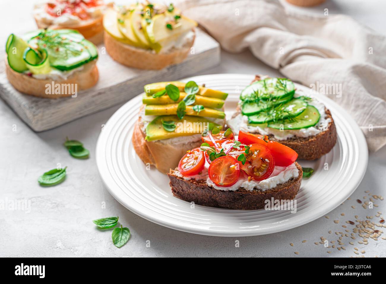 Crostini freschi su pane di segale e frumento con verdure e frutta. Vista laterale. Foto Stock