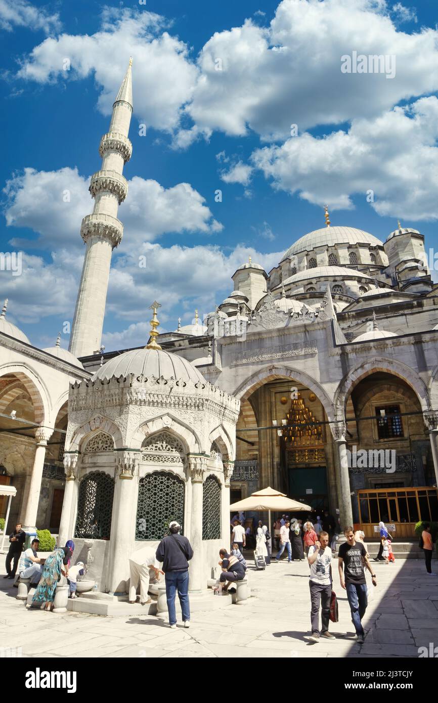 Persone che visitano la Nuova Moschea (Yeni Cami), una moschea imperiale ottomana situata nel quartiere Eminonu di Istanbul, Turchia. Foto Stock