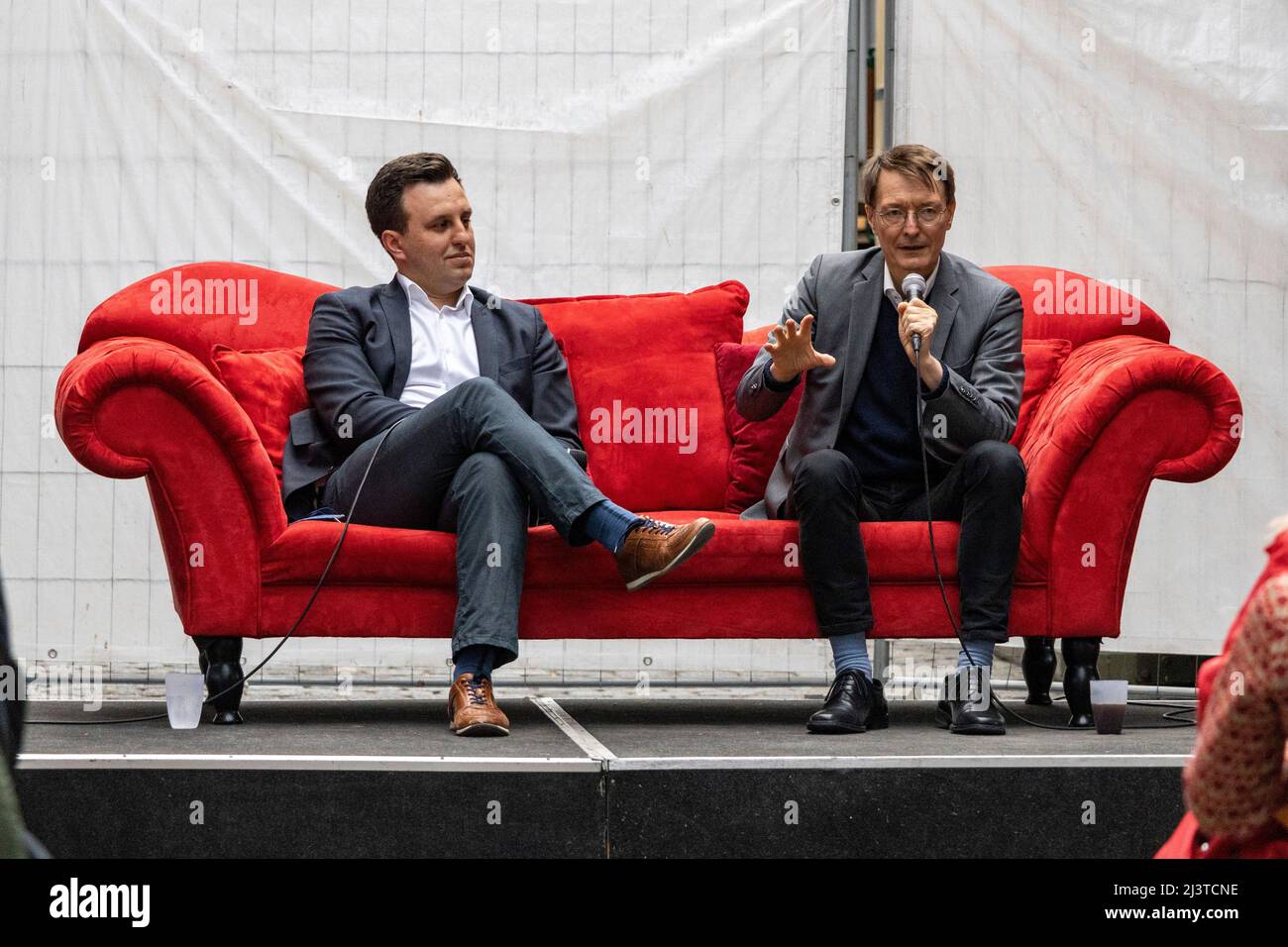 Mülheim an der Ruhr, Germania, 9 aprile 2022. L-R: Candidato Rodion Bakum e Karl Lauterbach. Campagna elettorale SPD per l'elezione dello stato NRW 2022. Il Segretario della Sanità Karl Lauterbach partecipa al festival della salute SPD presso l'Alte Dreherei Foto Stock