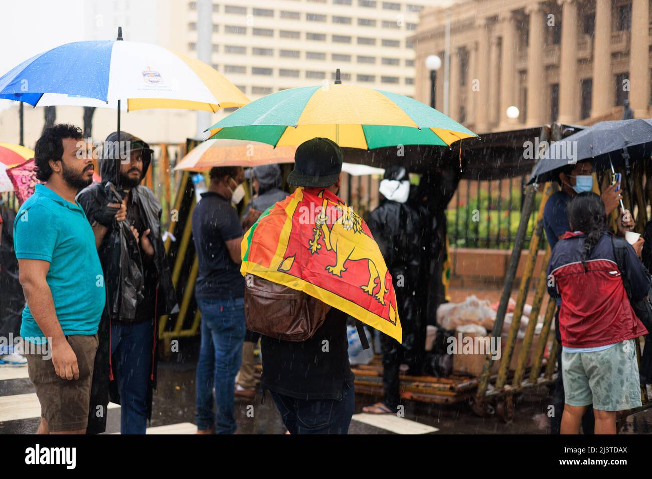 Sri Lanka crisi economica e politica. Poliziotti e poliziotti. Il presidente dello Sri Lanka Gotabaya Rajapaksa deve affrontare la più grande protesta di strada. Foto Stock