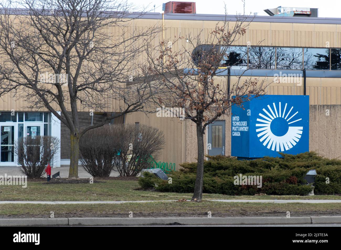 Il logo Raytheon Technologies ($RTX), precedentemente noto come United Technologies, è visto nella parte anteriore di uno stabilimento di Pratt e Whitney a Toronto. Foto Stock