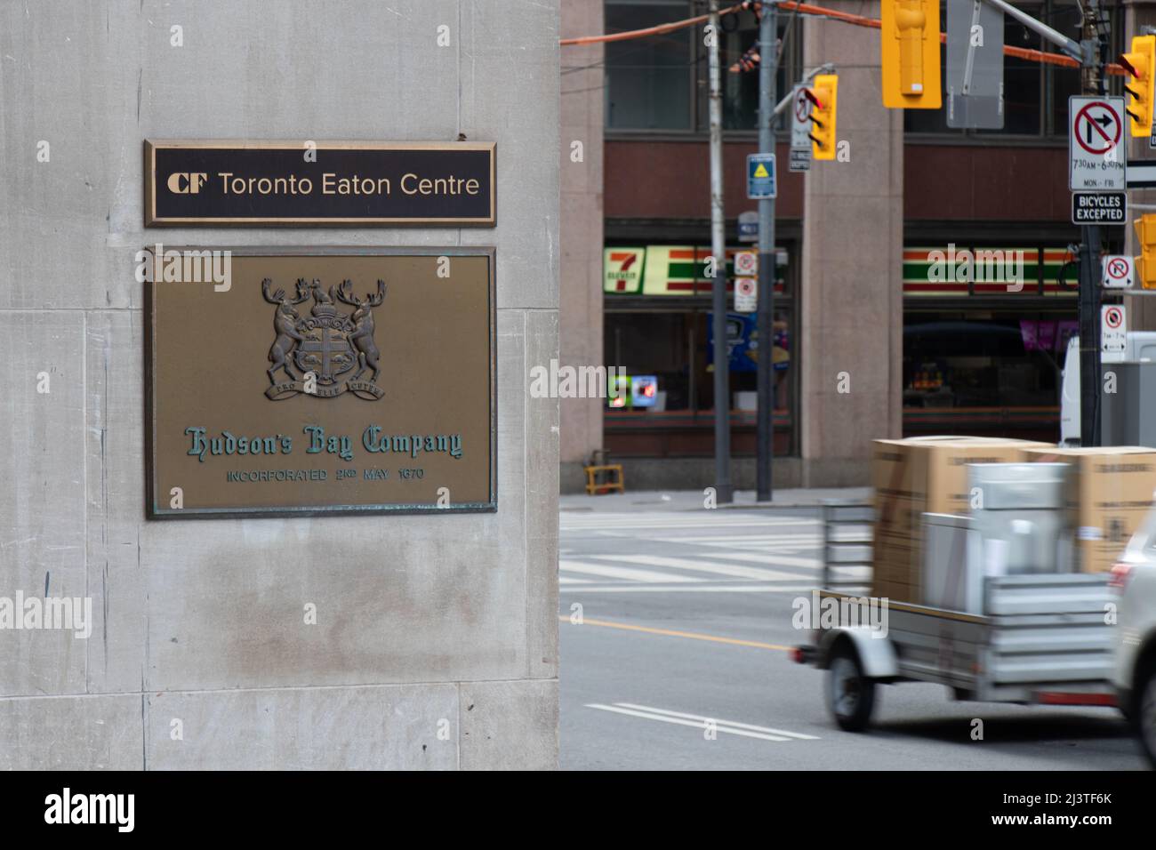 Una targa della Hudson's Bay Company sul lato del CF Eaton Centre nel centro di Toronto. Foto Stock