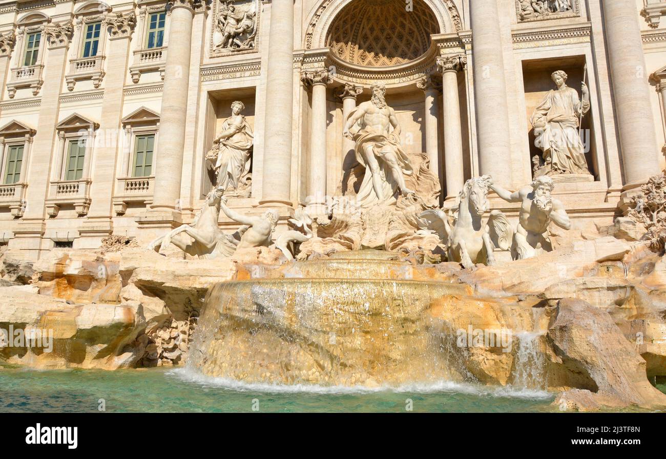 Vista sulla Fontana di Trevi, Roma Foto Stock