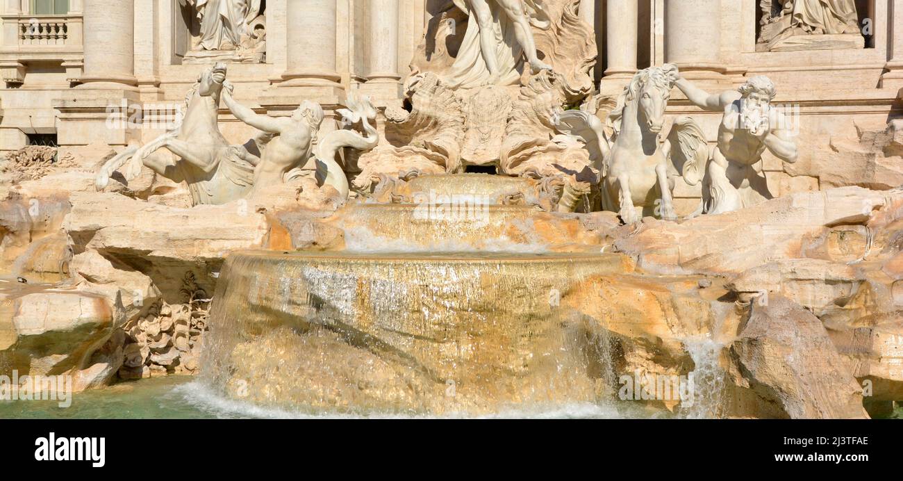 Vista sulla Fontana di Trevi, Roma Foto Stock