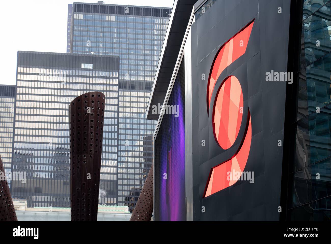Il logo Scotiabank è visibile davanti alla Scotiabank Arena, una struttura polivalente al coperto a Toronto. Foto Stock