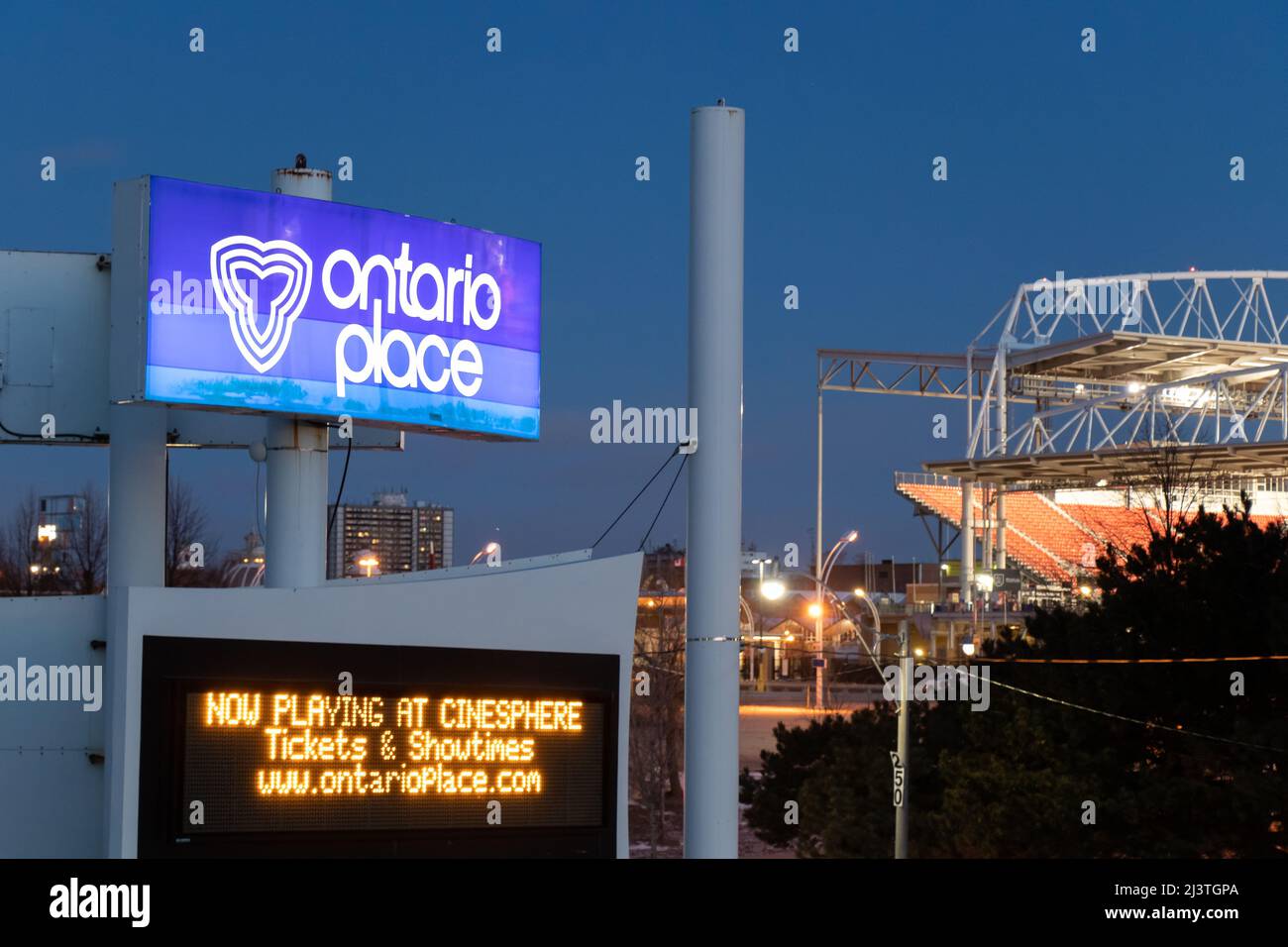 Il logo Ontario Place è visto al mattino presto a Toronto. Foto Stock