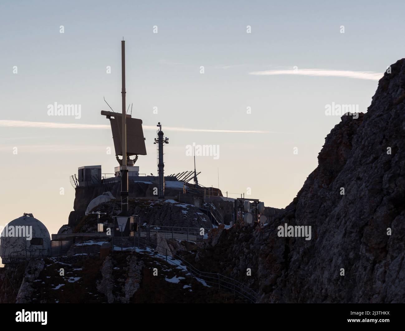 Antenna radar militare per ricognizione aerea sulla sommità del monte Pilatus (Pilatus Kulm, alt. 2132m) nelle alpi svizzere. Foto Stock