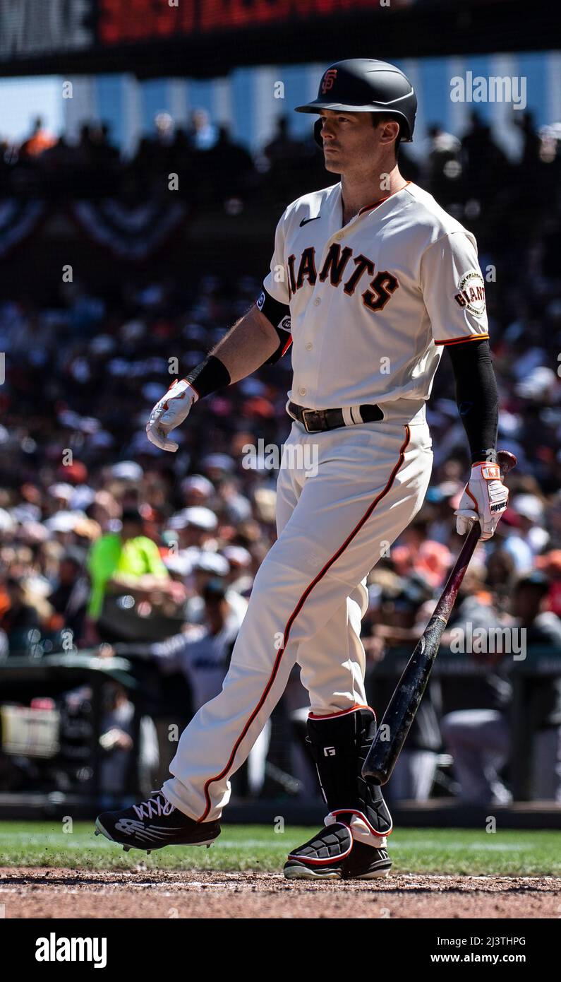 Aprile 09 2022 San Francisco CA, U.S.A. San Francisco destra fielder Mike Yastrzemski (5) fino a pipistare durante la partita MLB tra i Miami Marlins e i San Francisco Giants. I Marlins hanno battuto i Giganti 2-1 all'Oracle Park San Francisco Calif. Thurman James/CSM Foto Stock