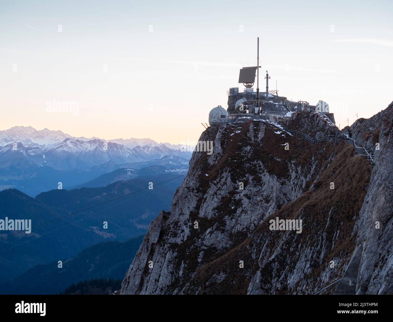 Antenna radar militare per ricognizione aerea sulla sommità del monte Pilatus (Pilatus Kulm, alt. 2132m) nelle alpi svizzere. Foto Stock