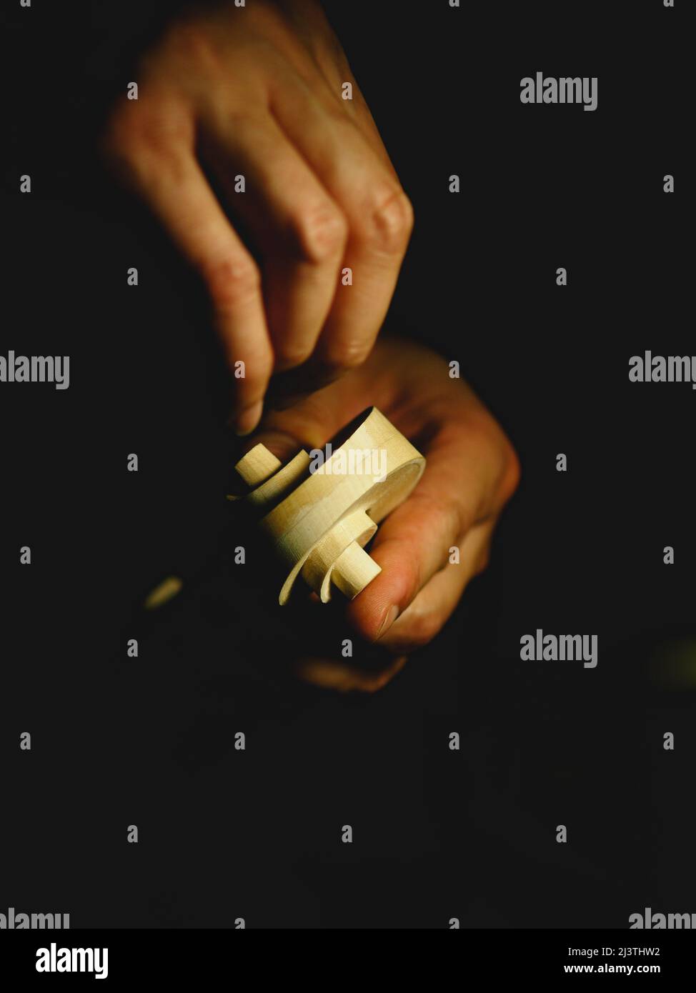 artigian scolpendo un rotolo di violino - luthier al lavoro concetto Foto Stock