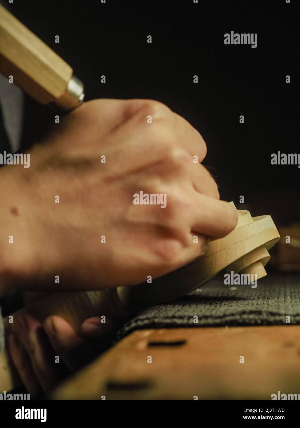 artigian scolpendo un rotolo di violino - luthier al lavoro concetto Foto Stock