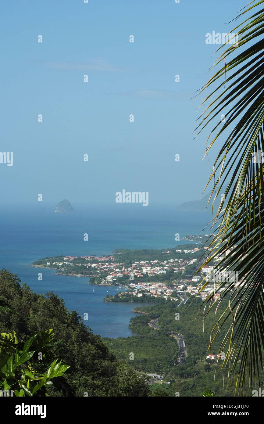 Martinica, Antille, Route de Balata, Fort-de-France vu sur la mer des Caraibes et la Côte martiniquaise, vue en hauteur Foto Stock