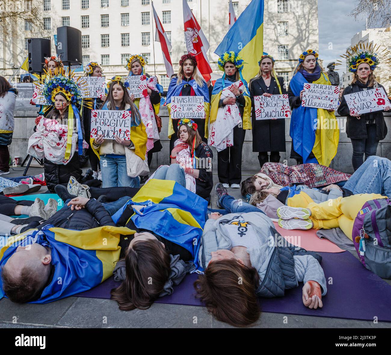 I manifestanti ucraini si presentano a Whitehall, di fronte a Downing Street. Foto Stock