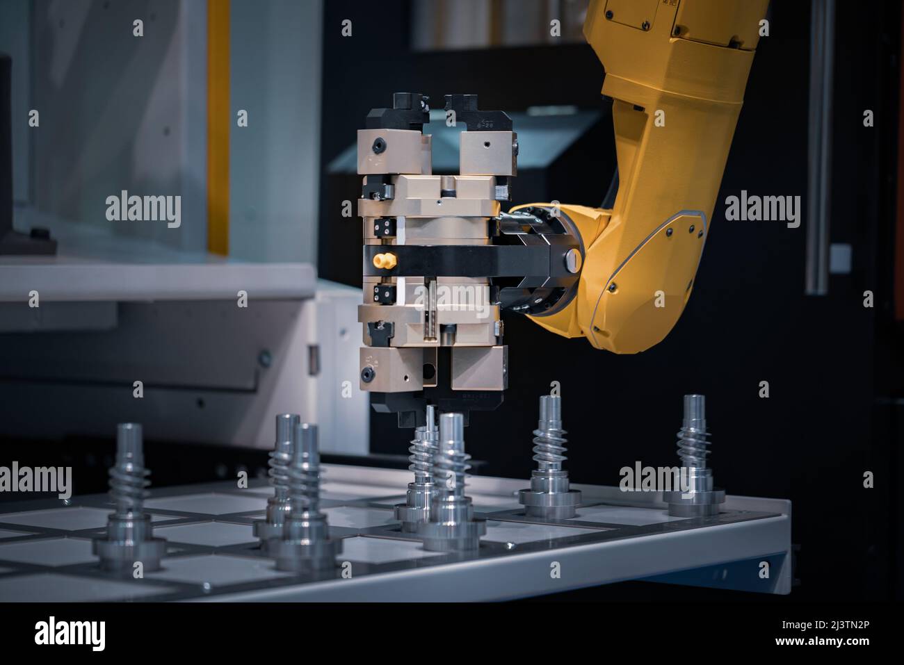 Il braccio robotico di linee di produzione industriale moderna tecnologia. Cella di produzione automatica. Foto Stock