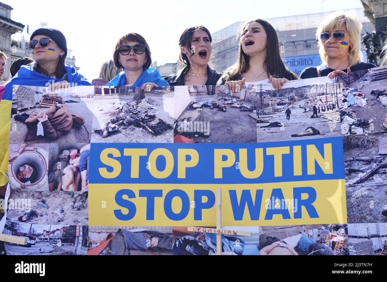 Protesta drammatica delle donne ucraine in Piazza Duomo di Milano contro la guerra e contro il leader russo Putin Foto Stock