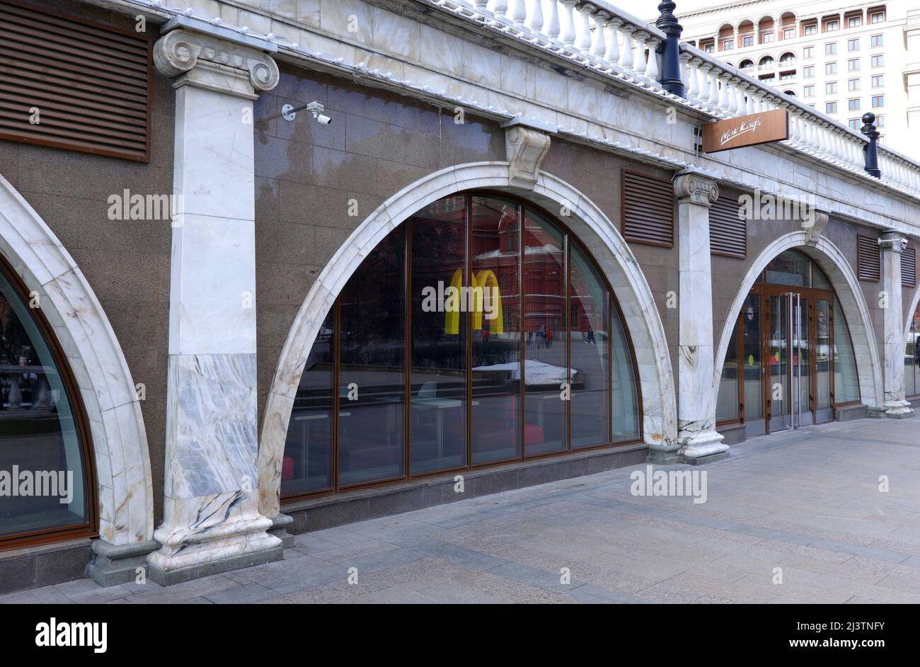 La catena di ristoranti fast food McDonalds e' chiusa in Russia, con vista laterale del caffe' vuoto Foto Stock