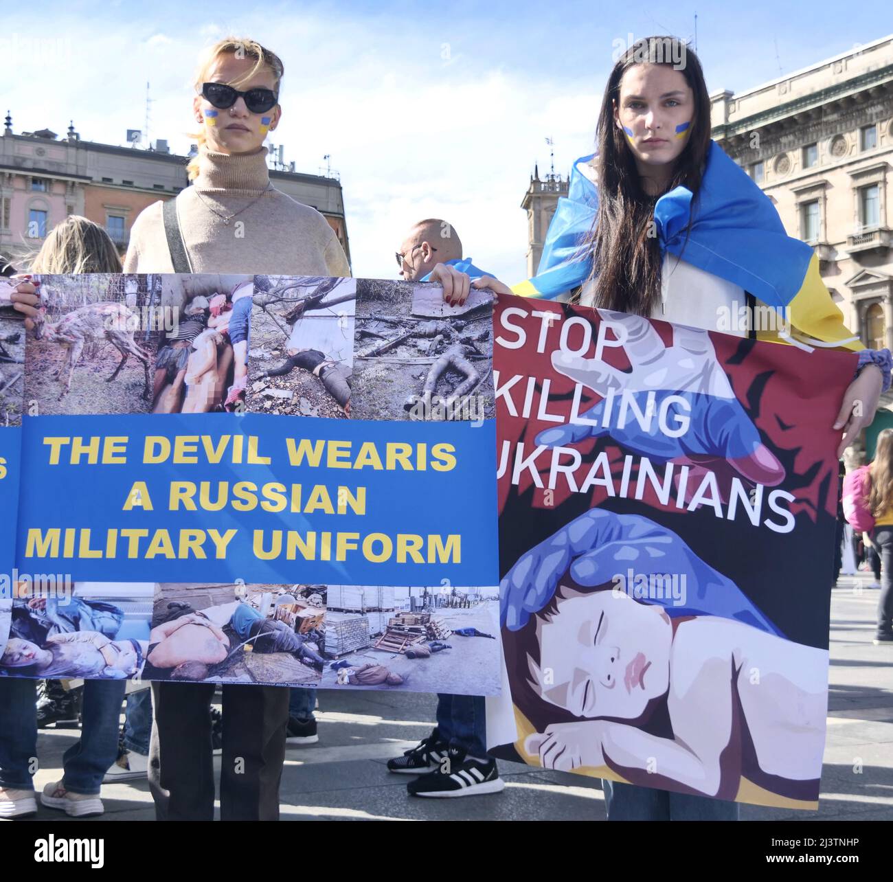 Protesta drammatica delle donne ucraine in Piazza Duomo di Milano contro la guerra e contro il leader russo Putin Foto Stock