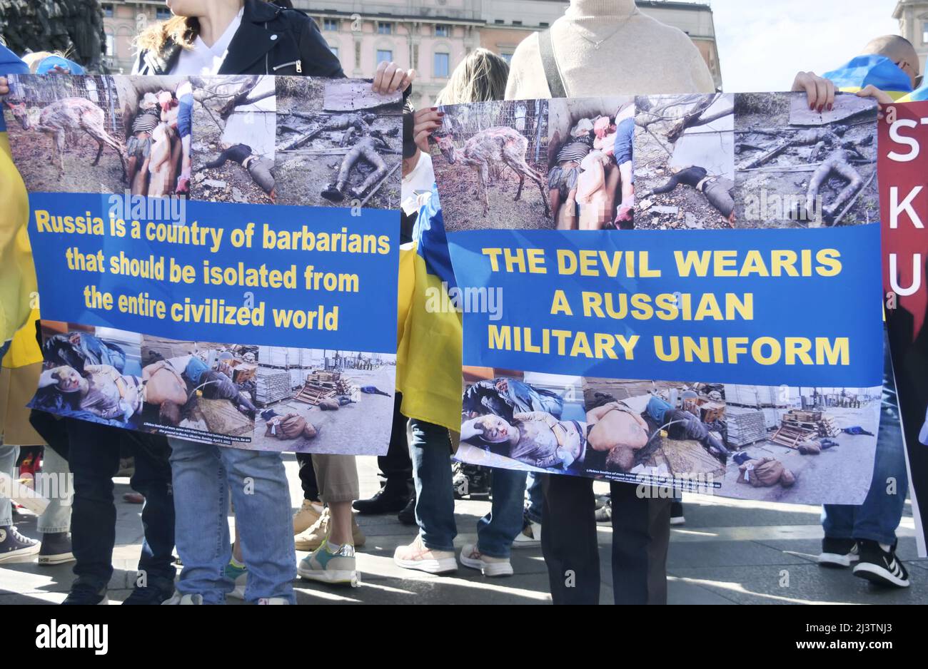Protesta drammatica delle donne ucraine in Piazza Duomo di Milano contro la guerra e contro il leader russo Putin Foto Stock