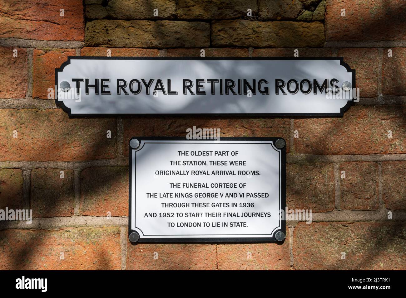 Un cartello per il Royal retiring Rooms presso la Royal Station di Wolferton, sulla tenuta Sandringham, Norfolk. Foto Stock