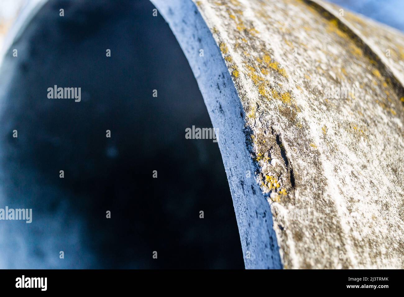 Tubi in calcestruzzo preparati per l'installazione di sistemi fognari. Foto Stock