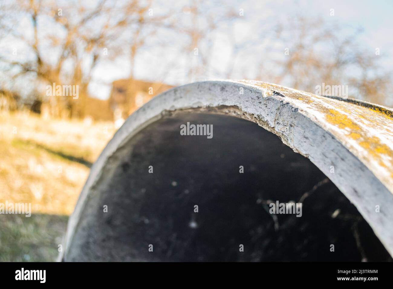 Tubi in calcestruzzo preparati per l'installazione di sistemi fognari. Foto Stock