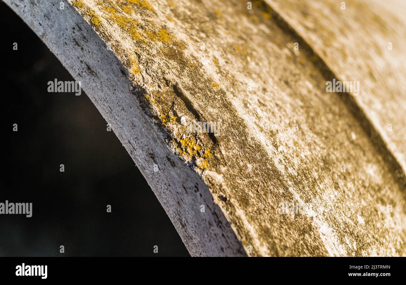Tubi in calcestruzzo preparati per l'installazione di sistemi fognari. Foto Stock
