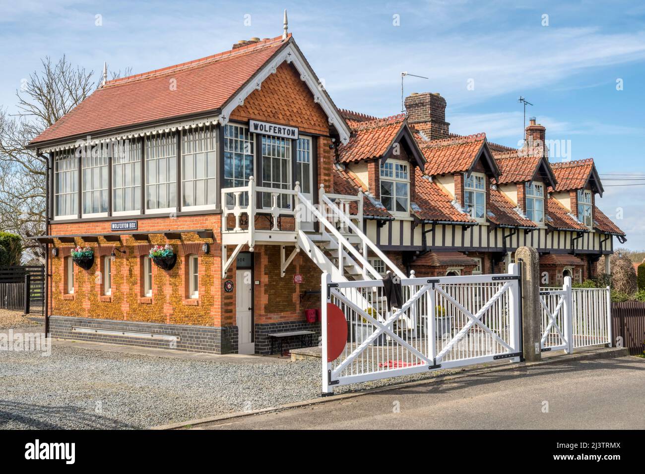 La vecchia scatola del segnale di Wolferton fuori della stazione reale chiusa a Wolferton sulla tenuta di Sandringham, Norfolk. Foto Stock