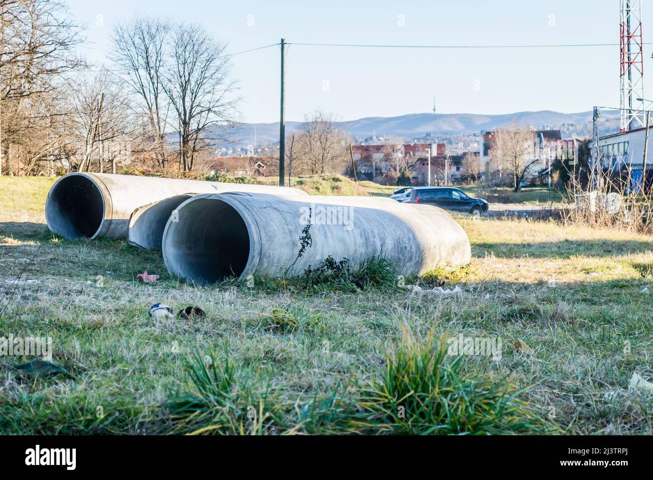 Tubi in calcestruzzo preparati per l'installazione di sistemi fognari. Foto Stock