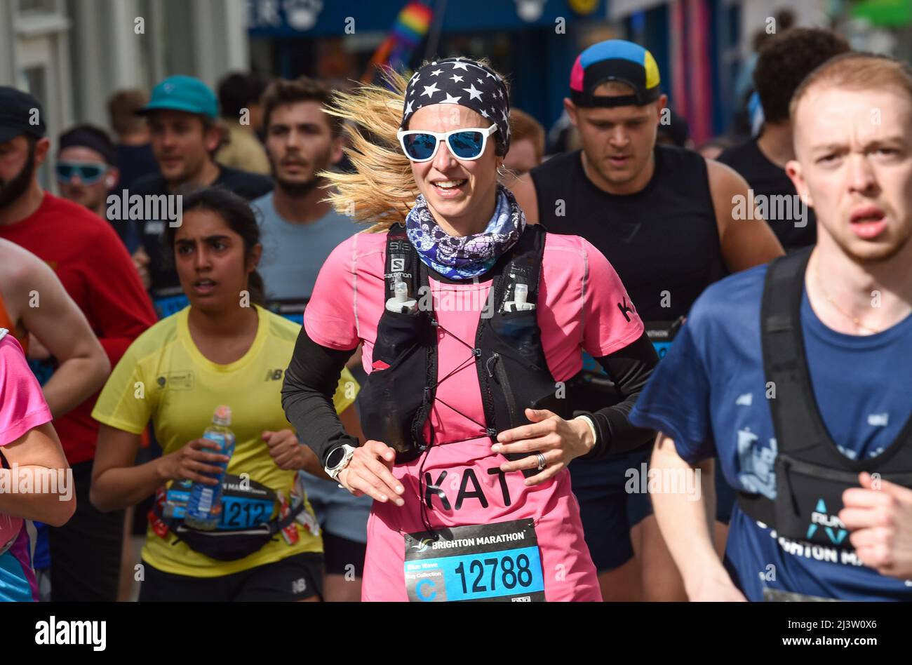 Brighton UK 10th April 2022 - migliaia di corridori che partecipano oggi alla maratona di Brighton con molti soldi di raccolta per le associazioni di beneficenza: Credit Simon Dack / Alamy Live News Foto Stock