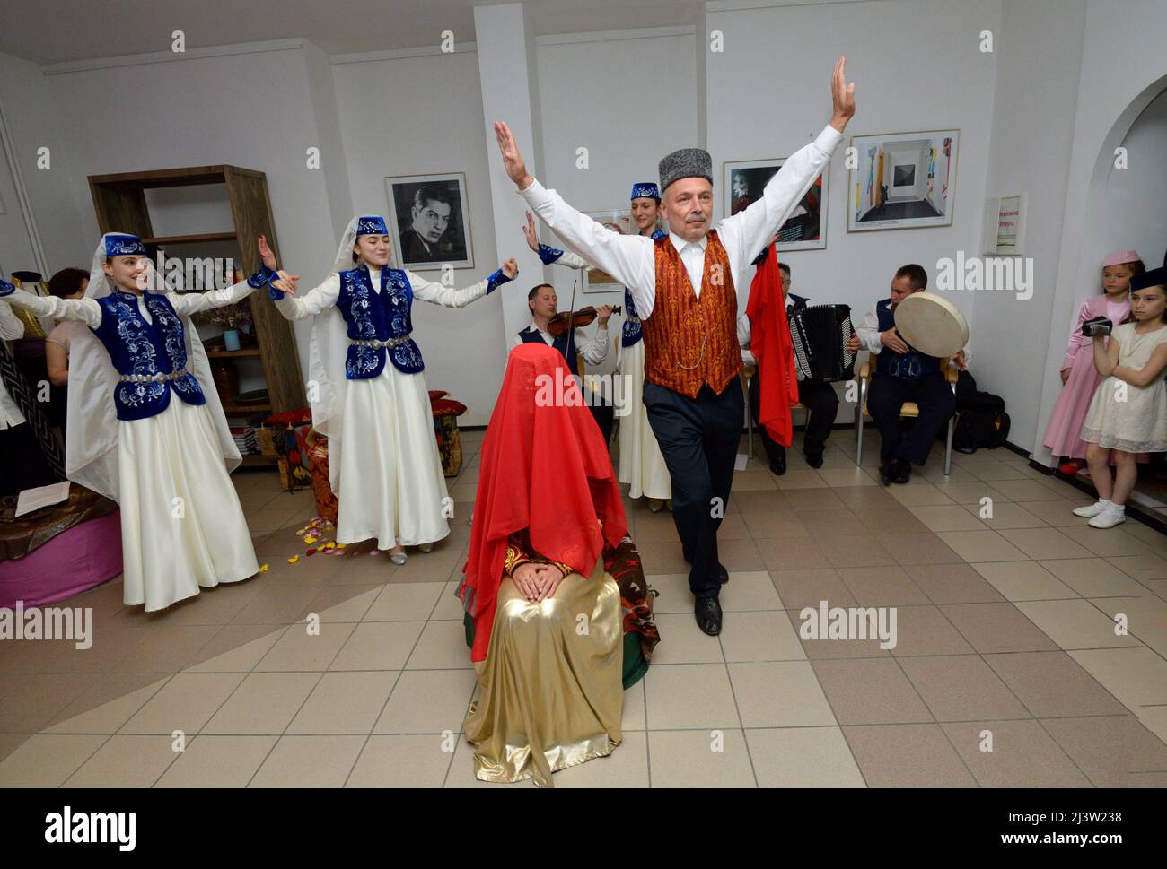 Cerimonia tradizionale di nozze di Crimea Tartar: Uno sposo che balla con una sposa durante il loro incontro. Giorni della cultura tartara di Crimea. 27 febbraio 2019. Kie Foto Stock