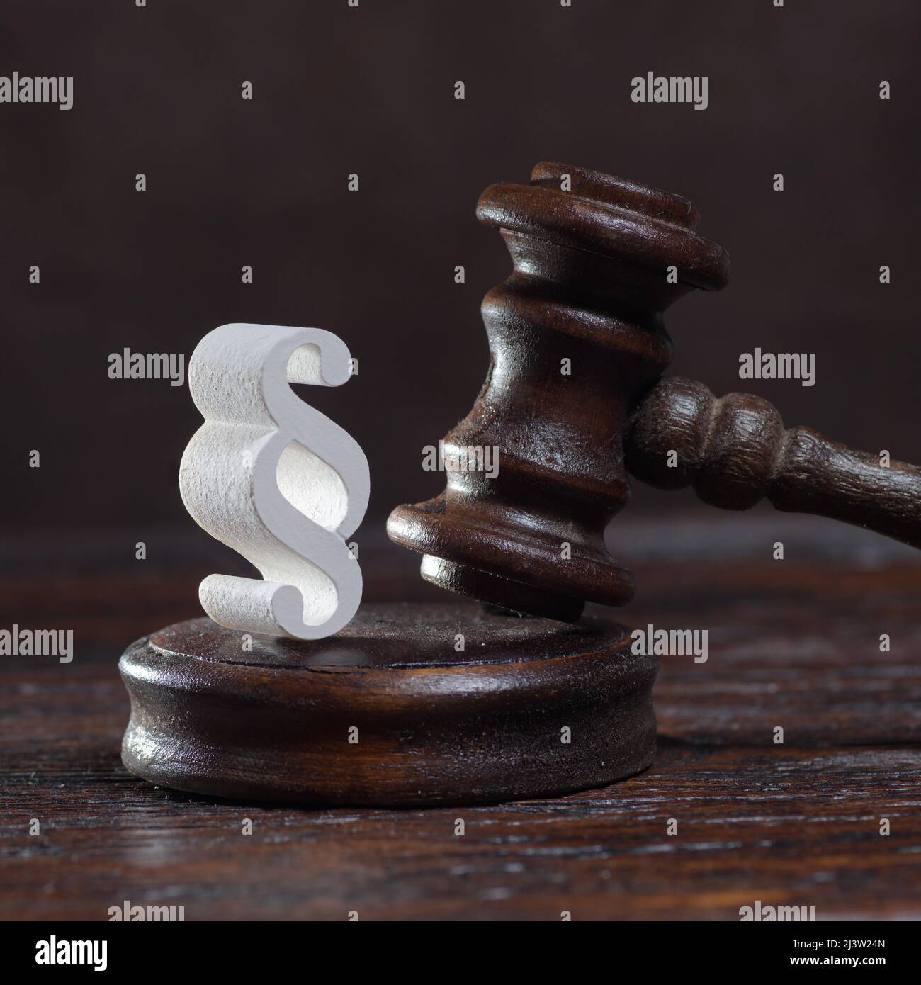 Giudici in legno Gavel e simbolo di legge e giustizia sul tavolo in un tribunale o ufficio di polizia su sfondo scuro Foto Stock