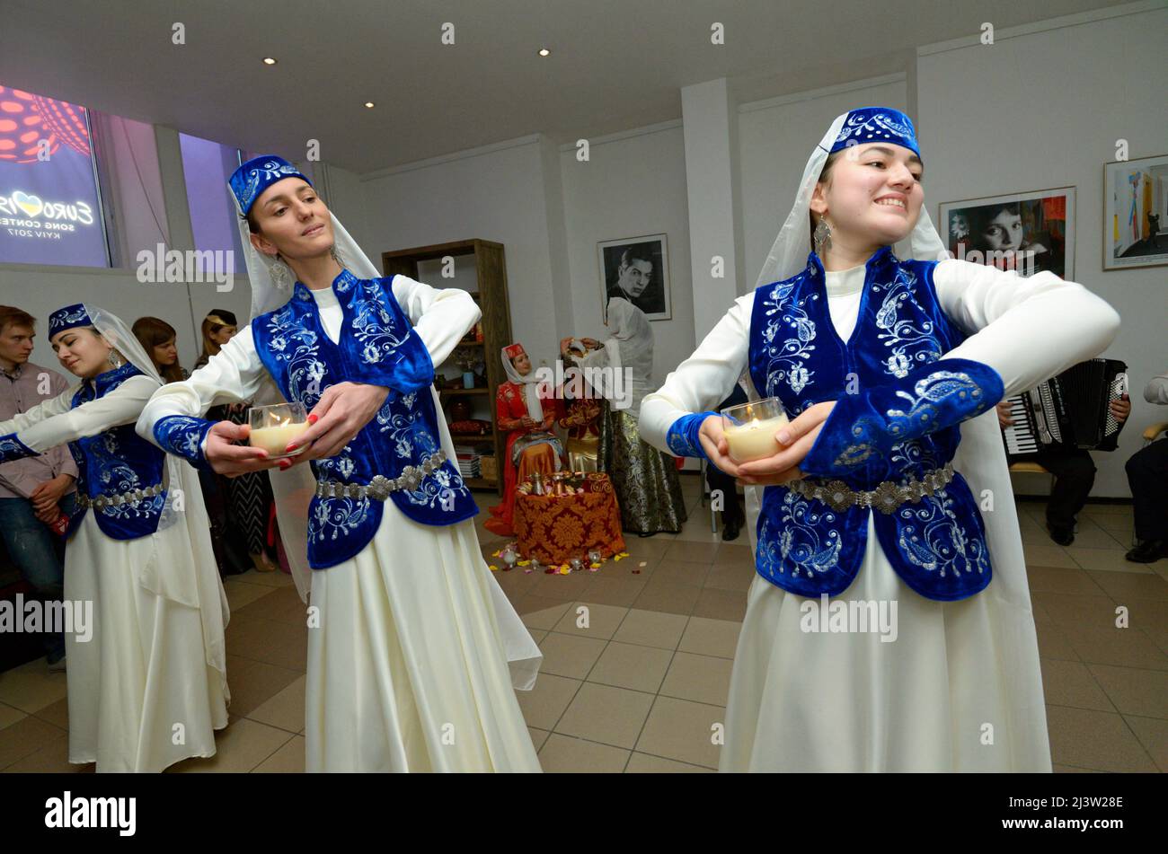 Crimea Tartar piccola ragazza in un abito nativo che danzano durante la tradizionale cerimonia nuziale. Giorni della cultura tartara di Crimea. 27 febbraio 2019. Kiev, Ukr Foto Stock