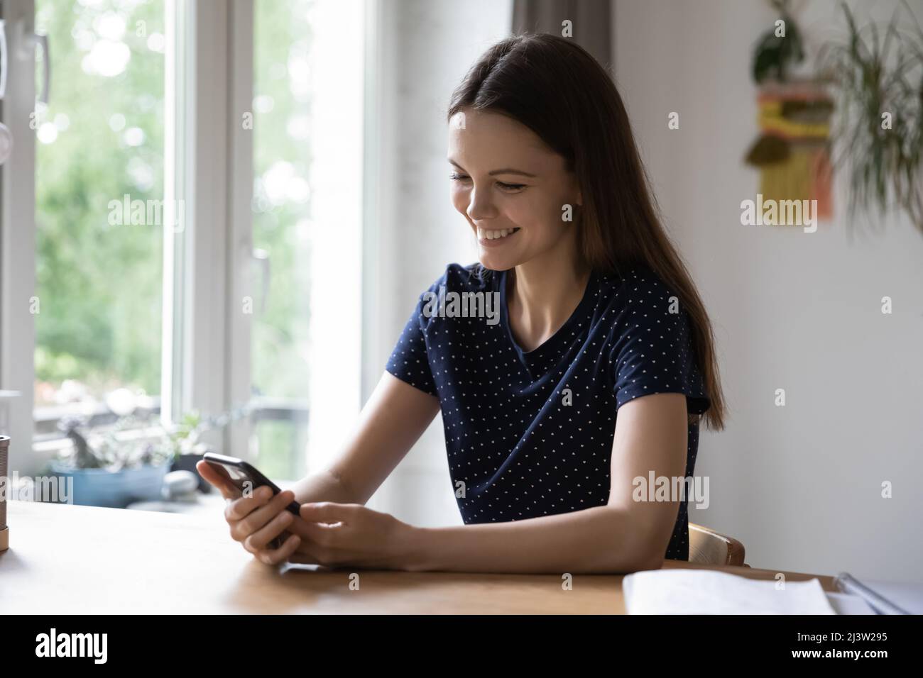 Le giovani donne che usano lo smartphone possono godersi una comunicazione  a distanza con gli amici Foto stock - Alamy
