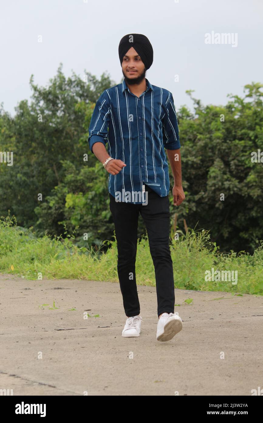 Ritratto di giovane felice indiano sikh bell'uomo con sorriso, Mumbai, India, settembre 2021 Foto Stock