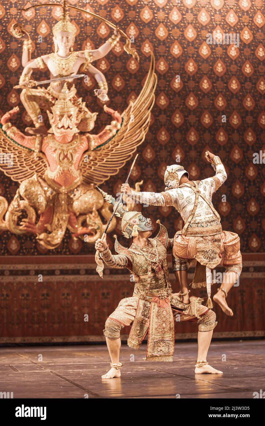 Spettacolo di danza Thai Khon mascherata, la scena di battaglia tra re demone e Dio scimmia è chiamato Thotsakan e Hanuman nel Ramayana epica. Thailandia. Foto Stock
