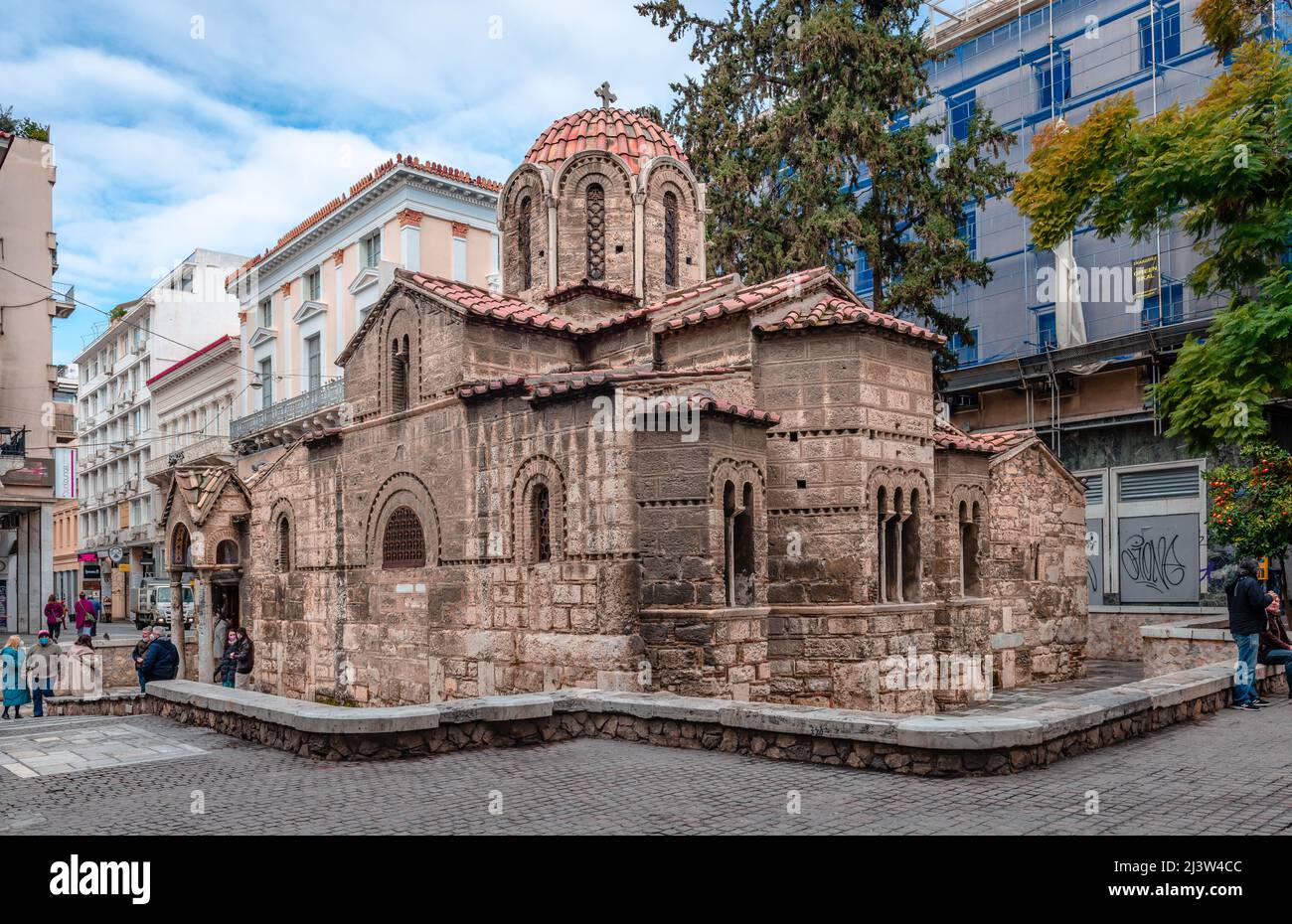 La Chiesa di Panagia Kapnikarea, una delle chiese ortodosse più antiche di Atene, si trova nel centro della città moderna. Foto Stock