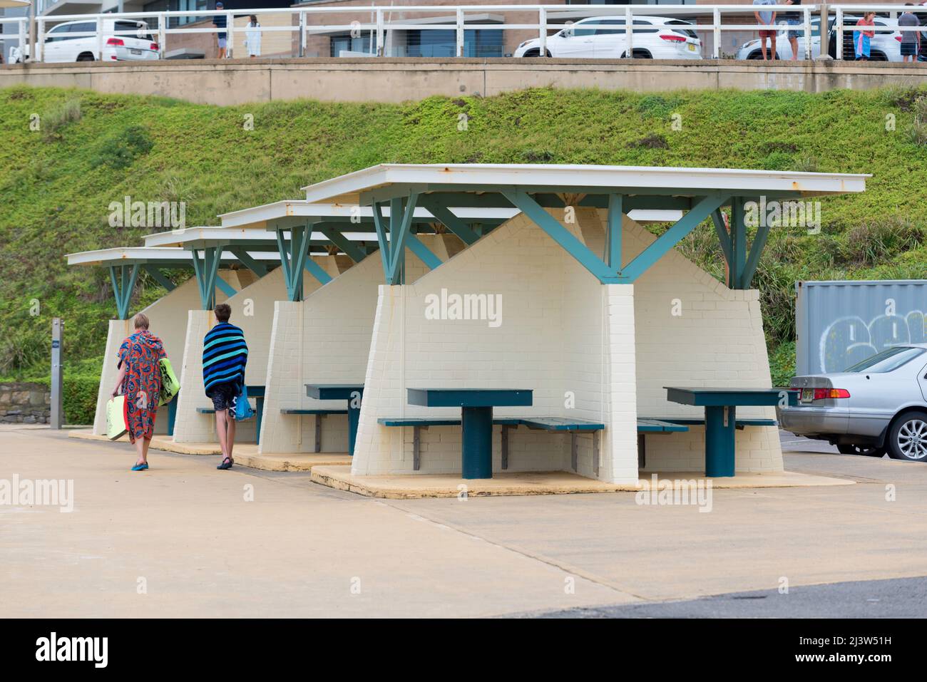 L'Art Deco spogliò ripari da picnic dal design classico fuori dalle Terme dell'Oceano di Newcastle che sono state aperte nel 1922 in Australia Foto Stock