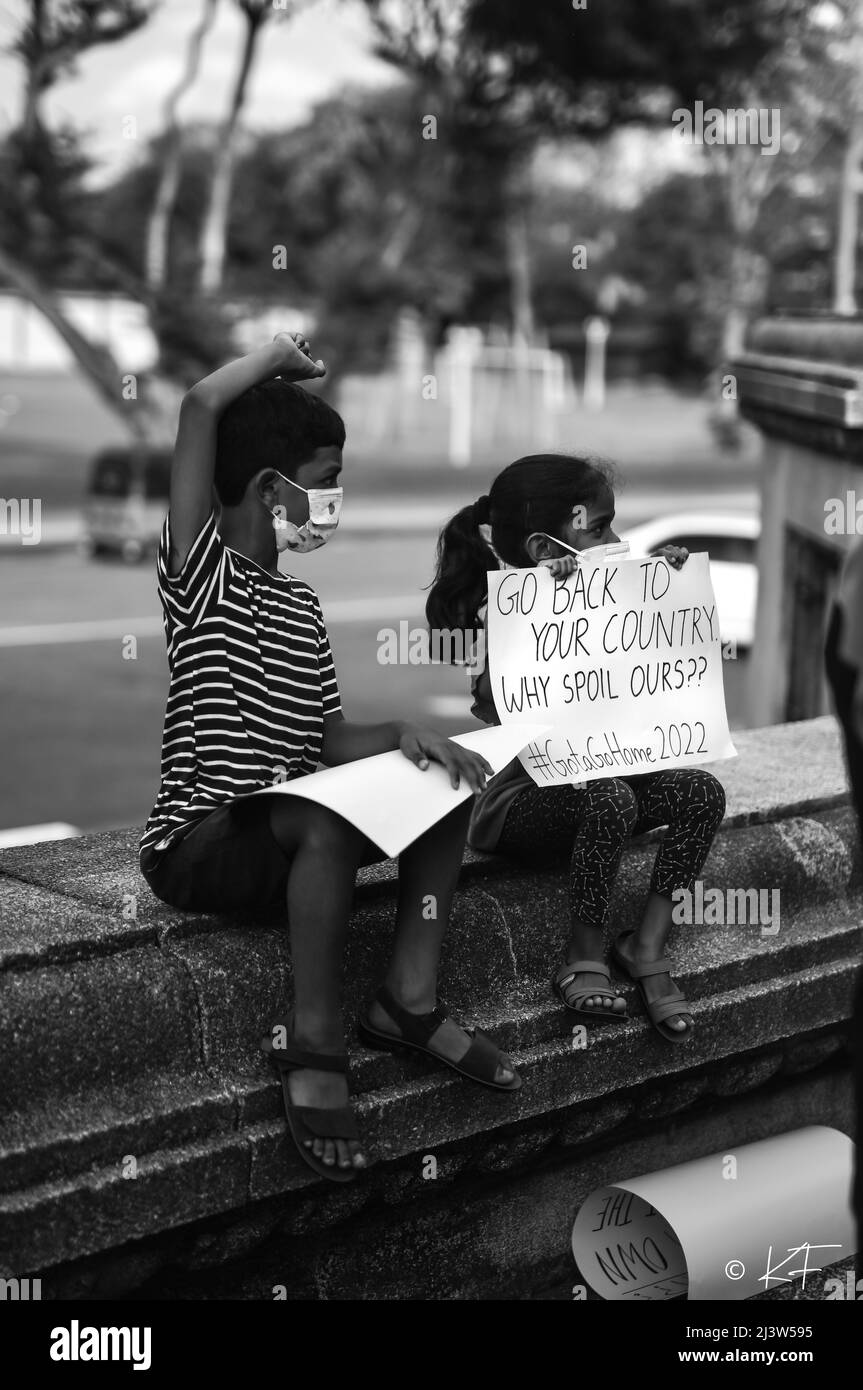Manifestanti a Piazza Indipendenza, Colombo - giorno 4 di protesta pacifica qui. Il popolo è determinato a rimanere fino a quando il presidente non si dimette. Foto Stock