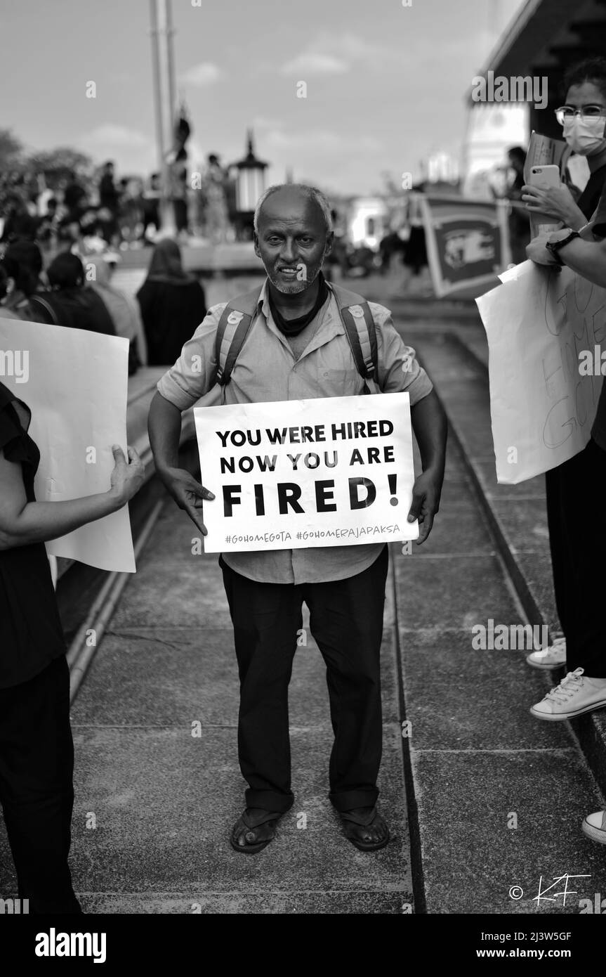 Manifestanti a Piazza Indipendenza, Colombo - giorno 4 di protesta pacifica qui. Il popolo è determinato a rimanere fino a quando il presidente non si dimette. Foto Stock