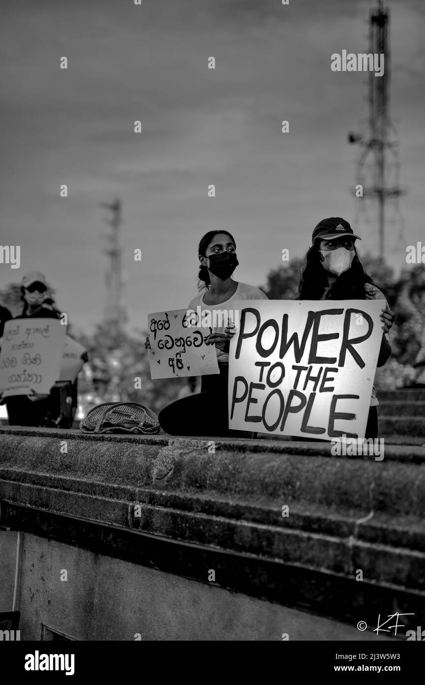 Manifestanti a Piazza Indipendenza, Colombo - giorno 4 di protesta pacifica qui. Il popolo è determinato a rimanere fino a quando il presidente non si dimette. Foto Stock