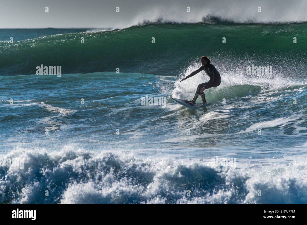 Surf azione e grandi onde a Fistral a Newquay in Cornovaglia nel Regno Unito. Foto Stock