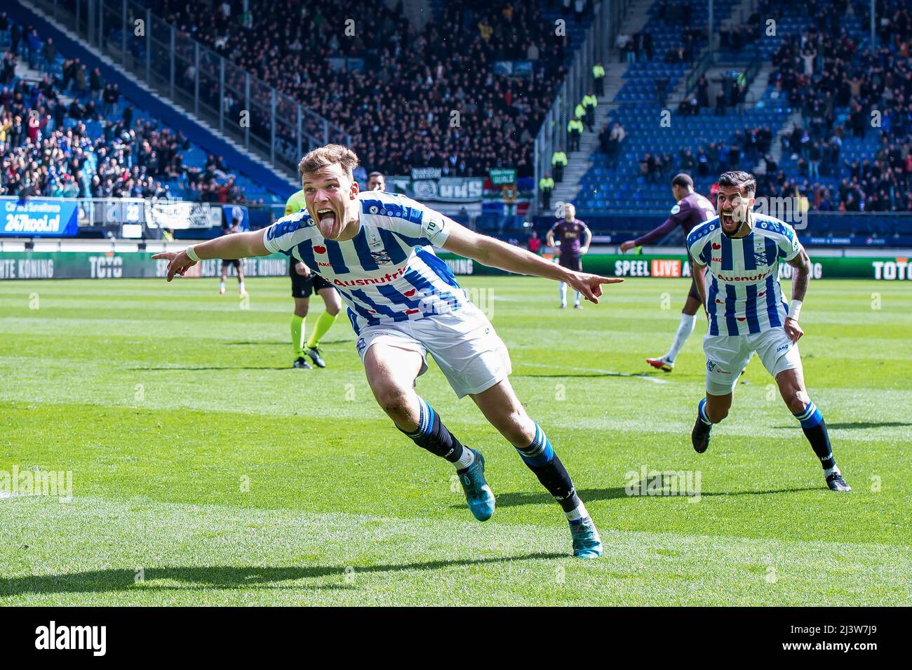 Heerenveen - Sydney van Hooijdonk di SC Heerenveen festeggia il 2-1 durante la partita olandese Eredivie tra SC Heerenveen e FC Groningen all'Abe Lenstra Stadium il 10 aprile 2022 a Heerenveen, Olanda. LASKER COR ANP Foto Stock