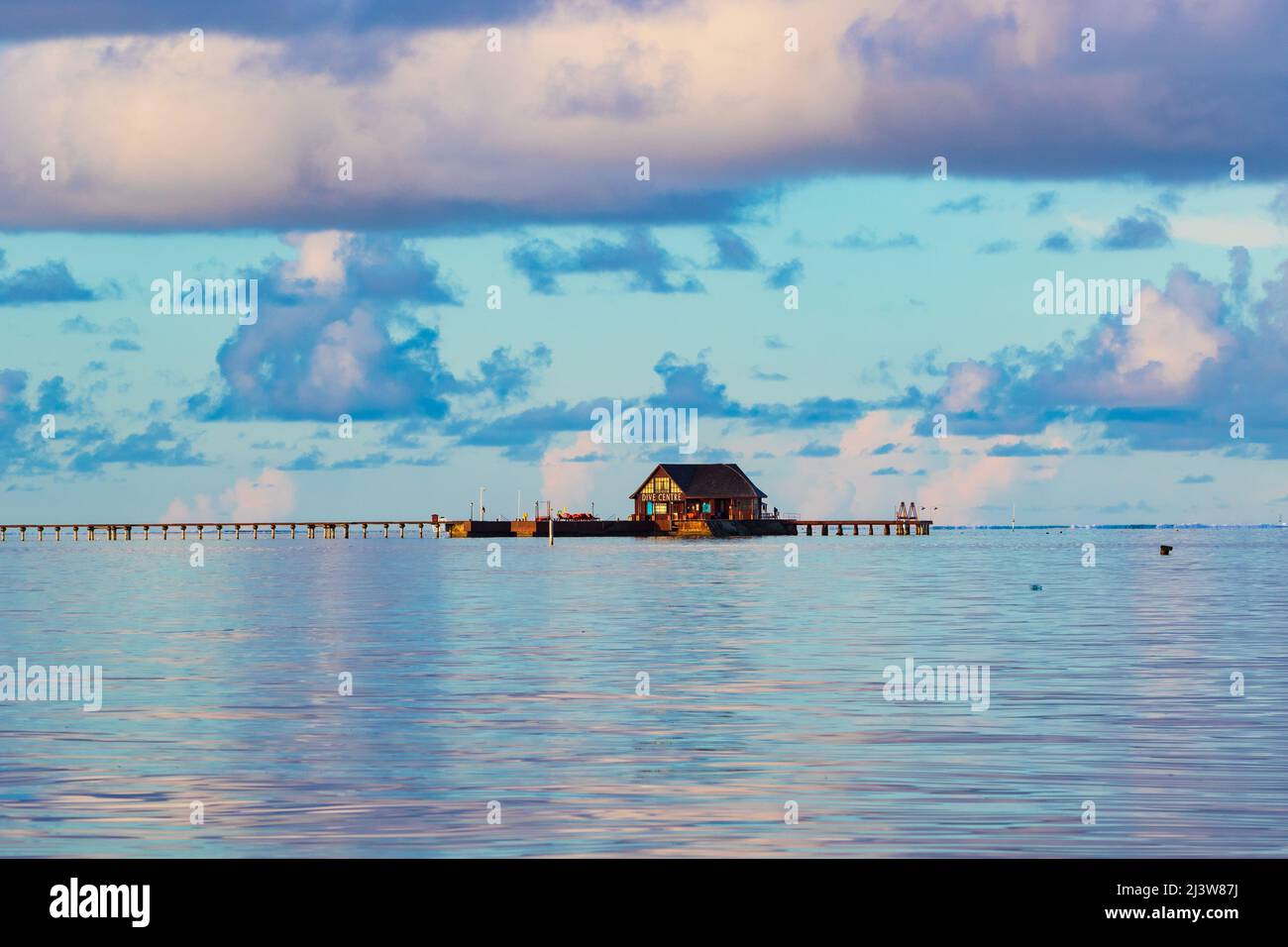 Centro immersioni al Mare di Laccadive al mattino piacevole, isola Atoll di Malè Sud, il Mare di Laccadive o il Mare di Lakshadweep, isola di Bodufinolhu Maldive, maggio 2021 Foto Stock
