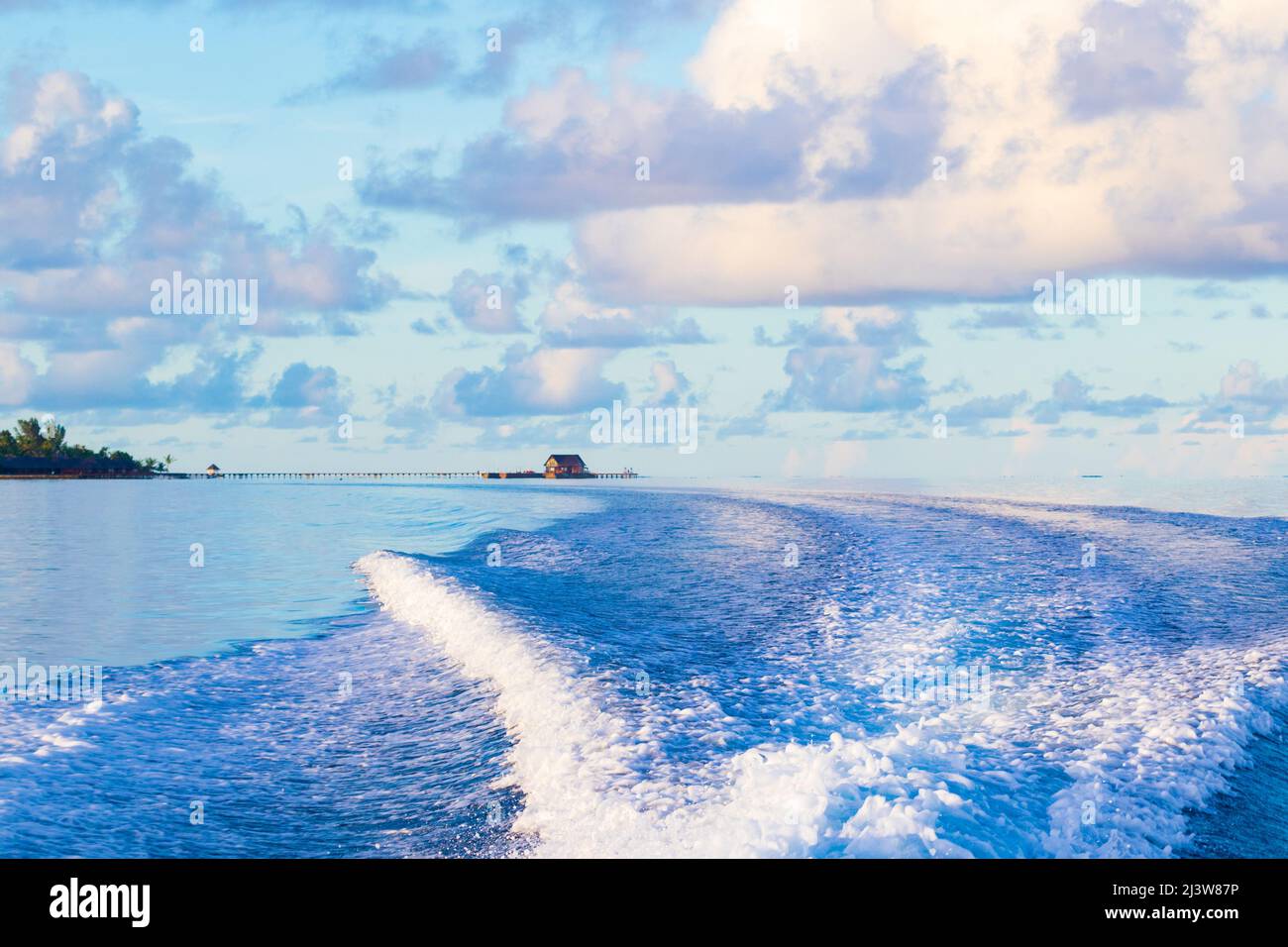 Centro immersioni al Mare di Laccadive al mattino piacevole, isola Atoll di Malè Sud, il Mare di Laccadive o il Mare di Lakshadweep, isola di Bodufinolhu Maldive, maggio 2021 Foto Stock